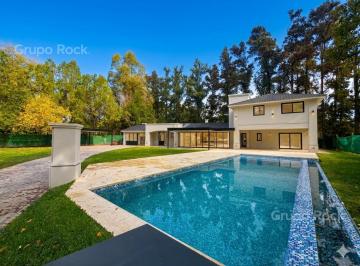 Casa · 1800m² · 7 Ambientes · 8 Cocheras · Casa a Estrenar en Highland Park