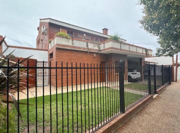 Casa · 312m² · 7 Ambientes · 4 Cocheras · Casa de Categoría con Pileta y Quincho - San Luis