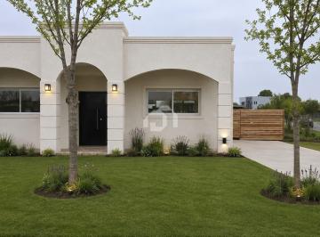 Casa · 136m² · 5 Ambientes · 2 Cocheras · Casa en Venta en San Ramón, Pilar del Este, Pilar