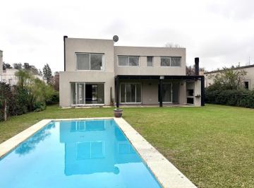 Casa · 239m² · 6 Ambientes · 2 Cocheras · Impecable Casa en Santa Barbara