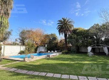 Casa · 427m² · 5 Ambientes · 5 Cocheras · Casa | 5 Ambientes | Piscina | Lote 1335 m² | Cochera | Castelar Norte