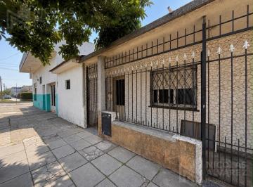 Casa · 240m² · 3 Ambientes · Venta en Block Casa 3 Ambientes y 3 Locales Ideal Inversor! - Villa Luzuriaga