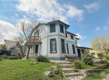 Casa · 380m² · 8 Ambientes · 3 Cocheras · Oportunidad Gran Casa de 8 Ambientes en Venta Apto Credito. con Jardin, Pileta y Cochera.