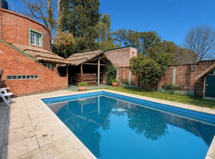 Casa · 290m² · 6 Ambientes · 1 Cochera