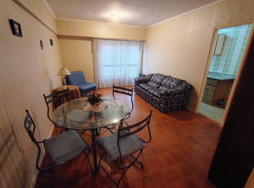 1 Ambiente interno a pulmón amplio, muy luminoso, con gran ventanal