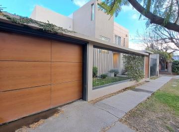 Casa · 280m² · 3 Dormitorios · Casa en Santa Genoveva
