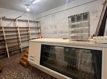 Local comercial · 30m² · 1 Ambiente · Amplio Local en Alquiler, con Persiana y Reja