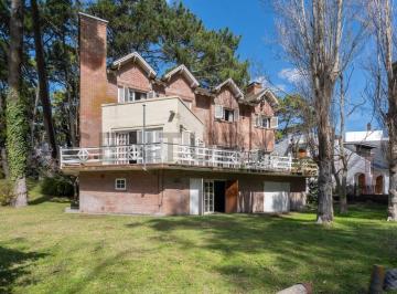Casa · 310m² · 4 Ambientes · 4 Cocheras · Casa en Venta Pinamar 5 Ambientes Fondo Al Golf