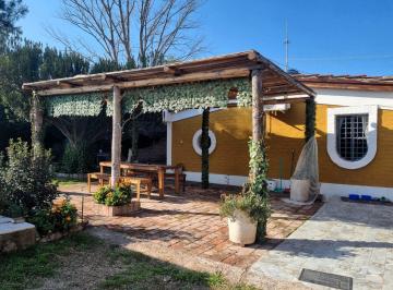 Casa · 194m² · 6 Ambientes · 1 Cochera · Venta Casa con Pileta en Las Compuertas
