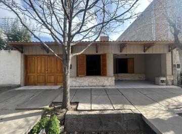 Casa · 165m² · 4 Ambientes · 3 Cocheras · Casa en Alquiler a m de La Rotonda del Mapa - Calle Matile Le Gras