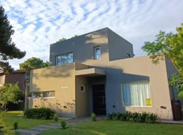 Casa · 200m² · 4 Ambientes · 1 Cochera · Casa en Alquiler Temporario