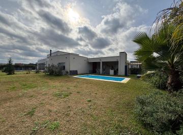 Casa · 165m² · 5 Ambientes · 5 Cocheras · Casa con Pileta en Alquiler en B. Islas, El Cantón. Escobar.
