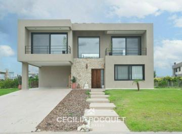 Casa · 380m² · 5 Ambientes · 1 Cochera · Casa en Venta Barrio Terralagos Canning