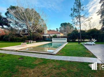 Casa · 1400m² · 5 Ambientes · 2 Cocheras · Venta Casa 3 Dorm. con Amplio Jardín y Piscina Country Aldea Tenis Fisherton Rosario