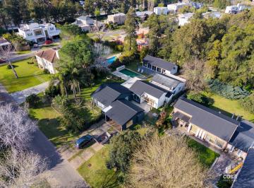 Casa · 405m² · 5 Ambientes · 2 Cocheras · Venta Casa 3 Dorm. con Amplio Jardín y Piscina Country Aldea Tenis Fisherton Rosario