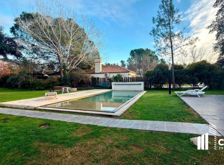 Casa · 1400m² · 5 Ambientes · 2 Cocheras