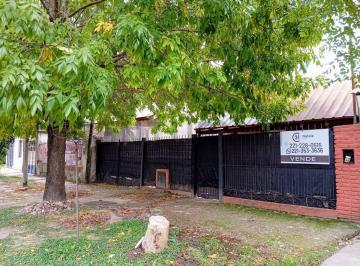 Casa · 60m² · 3 Ambientes · 3 Cocheras · 153 y 58 - Casa en Venta 2 Dorm., Cochera y Patio con Verde, Los Hornos.