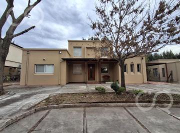 Casa · 202m² · 7 Ambientes · 8 Cocheras · Casa en Alquiler en Barrio Bermudas - Pilar