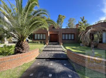 Casa · 260m² · 5 Ambientes · 3 Cocheras · Casa en Venta y Alquiler en Club El Carmen