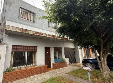 Casa · 110m² · 6 Ambientes · 1 Cochera · Venta - Vivienda Multifamiliar - El Palomar