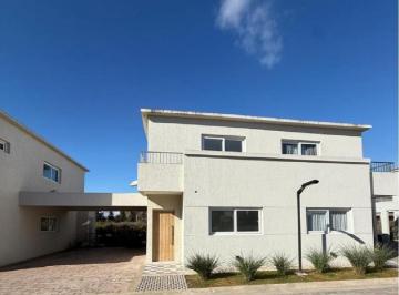 Casa · 160m² · 4 Ambientes · 2 Cocheras · Casa en Alquiler en Chic Village