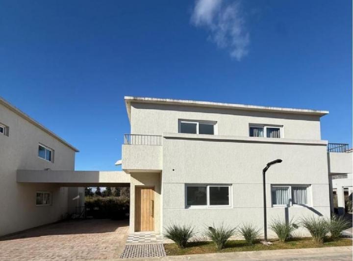 Casa · 160m² · 4 Ambientes · 2 Cocheras