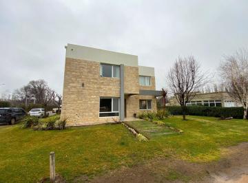 Casa · 352m² · 8 Ambientes · 1 Cochera · Casa con Departamento Independiente Zona de Fincas