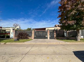 Casa · 98m² · 3 Ambientes · 1 Cochera · Venta Casa 2 Dorm. + Quincho en Cantegril