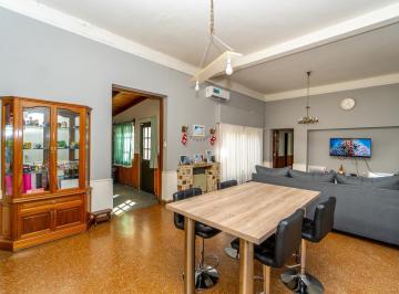 Casa · 220m² · 4 Ambientes · 1 Cochera · Venta Casa de Tres Dorm. Barrio Noroeste. Apta Crédito
