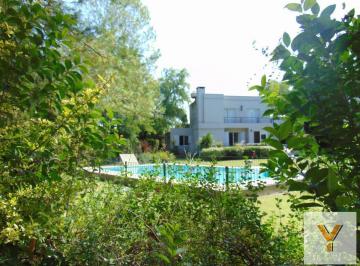Casa · 200m² · 4 Ambientes · 1 Cochera · Casa en Venta - 3 Dorm. 2 Baños - 200 m² - Azul