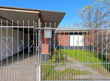 Casa · 125m² · 3 Ambientes · 1 Cochera · Casa en Venta Berisso a Reciclar 2 Dorm.