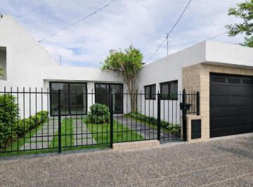 Casa · 130m² · 4 Ambientes · 1 Cochera · Casa en Venta de 4 Ambientes en Ituzaingó Norte con Patio