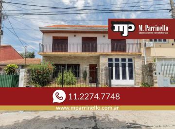 Casa · 267m² · 4 Ambientes · 2 Cocheras · Hermosa Casa Sobre Lote de 10.48x 30.45 con Amplio Jardín - en Venta