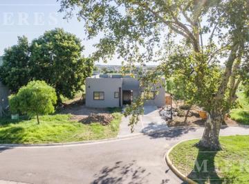 Casa · 159m² · 4 Ambientes · 1 Cochera · Casa en Venta Sobre Lote Interno en Area 2 San Sebastián.