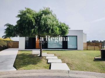 Casa · 143m² · 4 Ambientes · 2 Cocheras · Casa en San Sebastian Area 5 a La Venta Inmejorable Espejo de Agua