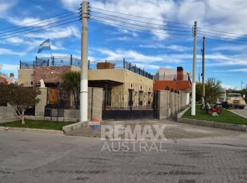 Casa · 300m² · 7 Ambientes · 2 Cocheras · Casa 3 Dorm. Moderna con Pileta Cubierta