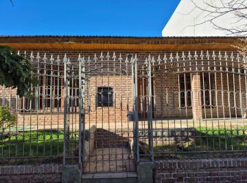 Casa de 4 ambientes, Neuquén · Casa en Alquiler - Av San Juan 833, Neuquén Capital