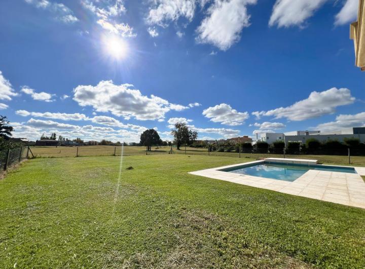 Casa · 400m² · 6 Ambientes · 2 Cocheras