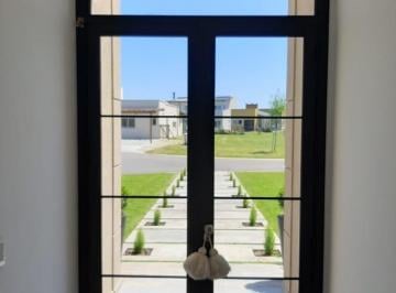 Casa · 230m² · 5 Ambientes · 1 Cochera · Casa en Venta Haras Santa Maria