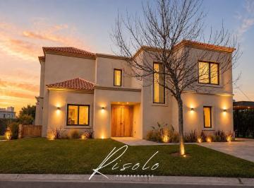 Casa · 286m² · 6 Ambientes · 2 Cocheras · Exclusiva Casa de Diseño Sobre Lote Central en Ayres Plaza