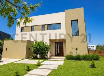 Casa · 230m² · 6 Ambientes · 1 Cochera · Alquiler – Casa Amoblada de 6 Ambientes a La Laguna en El Cantón Norte | Contrato por 2 Años