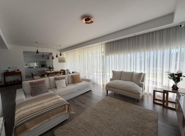 Casa · 176m² · 6 Ambientes · 2 Cocheras