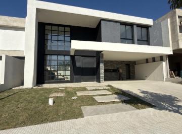 Casa · 286m² · 4 Ambientes · 2 Cocheras · Casa en Venta, Dorm en Pb, La Luisita, a Estrenar