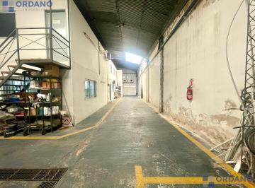 Bodega-Galpón · 574m² · 10 Ambientes · 3 Cocheras · Galpón con Oficinas Comerciales en Barrio Pueyrredon a m de Av Patria