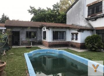 Casa · 255m² · 8 Ambientes · 2 Cocheras · Casa en Venta - 4 Dorm. 3 Baños - Cochera - 639 m² - Jardín Lomas del Palomar