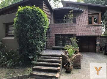 Casa · 340m² · 5 Ambientes · 6 Cocheras · Casa en Venta - 3 Dorm. 3 Baños - Cochera - 800 m² - Mar del Plata