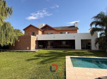 Casa · 406m² · 4 Ambientes · 4 Cocheras · Casa en Barrio Privado Los Sauces! (Zona Sur) Escritura