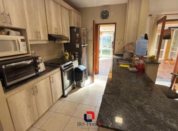 Casa · 232m² · 4 Ambientes · 3 Cocheras · Casa en Villa Allende Golf Apta Credito