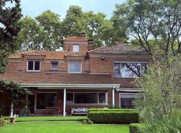 Casa · 733m² · 10 Ambientes · 6 Cocheras · Excelente Casa - Las Lomas de San Isidro