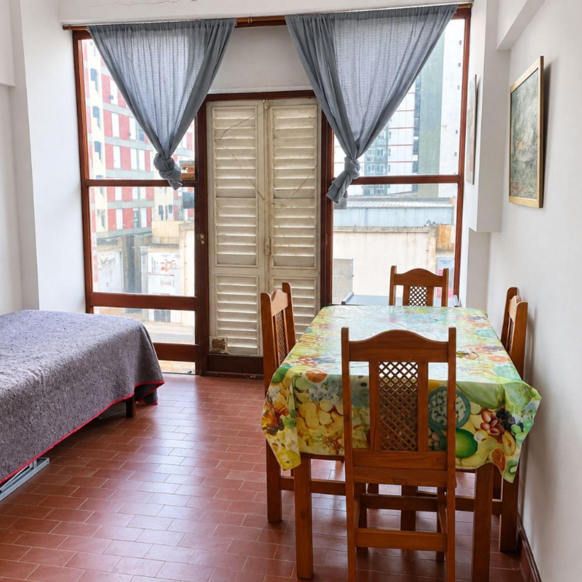 Monoambiente con balcón y gran luz natural — Centro